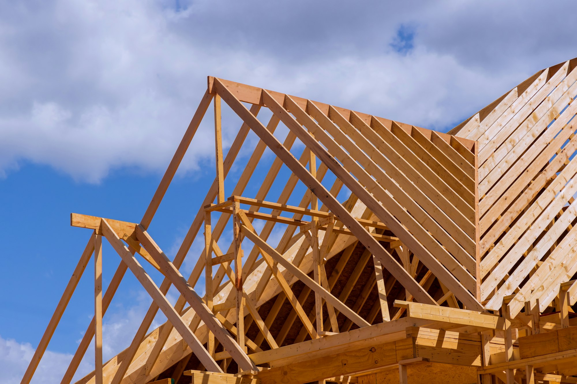 The construction of wooden roof a wooden roofing overlap construction.